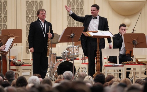 Саксофонист Игорь Бутман и дирижер Михаил Голиков на большой сцене Санкт-Петербургской Филармонии